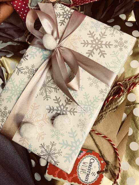 Caja de regalo de Navidad con decoraciones festivas - foto de stock