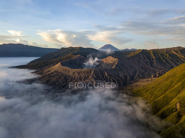 Salida del sol en el Parque Nacional Bromo Tengger Semeru en Java Oriental, Indonesia, tomada con el dji Mavic Pro Platinum. Nubes bajas visibles alrededor del cráter Mount Bromo . - foto de stock