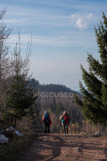 Mann und Frau wandern in den Bergen, Bosnien und Herzegowina — Stockfoto