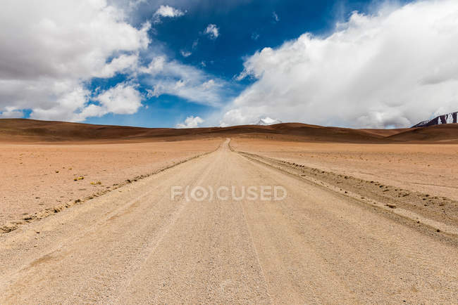 Camino del desierto a través de las montañas, San Pedro de Atacama, Antofagasta, Chile - foto de stock