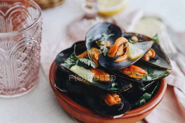 Closeup view of Steamed mussels with lemon and toast — Stock Photo