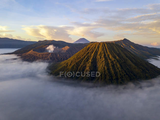 Salida del sol en el Parque Nacional Bromo Tengger Semeru en Java Oriental, Indonesia, tomada con el dji Mavic Pro Platinum. Nubes bajas visibles alrededor del cráter Mount Bromo
. - foto de stock