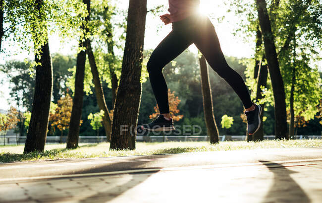 Donna che corre nel parco, Minsk, Bielorussia — Foto stock