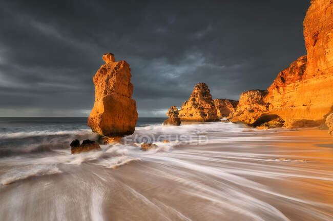 Мальовничий знімок красивих скель на березі моря в похмурий день — стокове фото