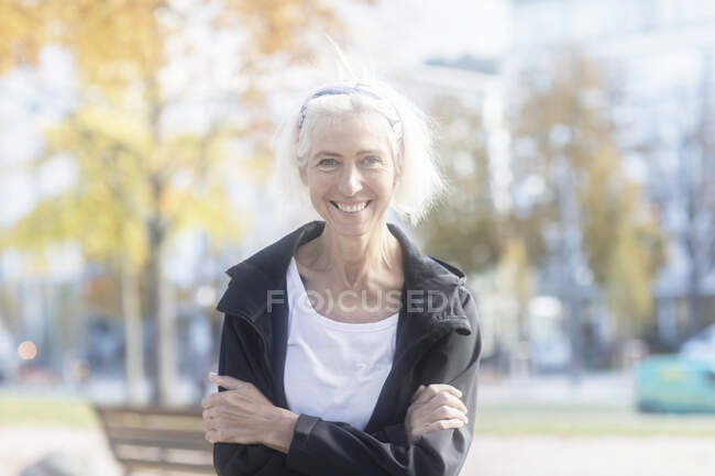 Ritratto di una donna sorridente in piedi nel parco, Germania — Foto stock