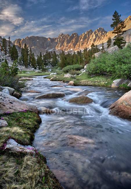Rock Creek dans le bassin de la Miter, parc national de Sequoia, Californie, Amérique, États-Unis — Photo de stock