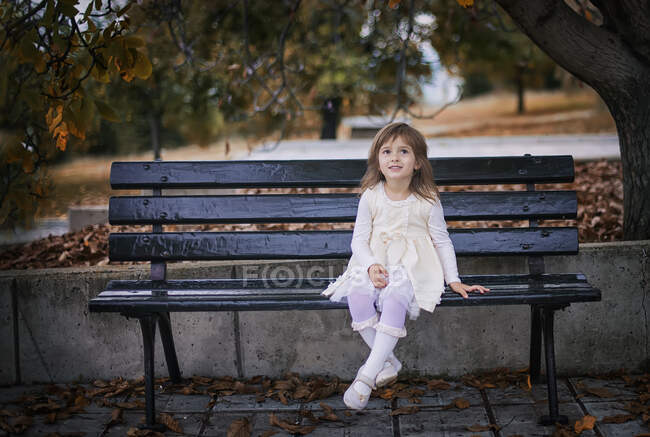 Fille assise sur un banc dans le parc, Bulgarie — Photo de stock