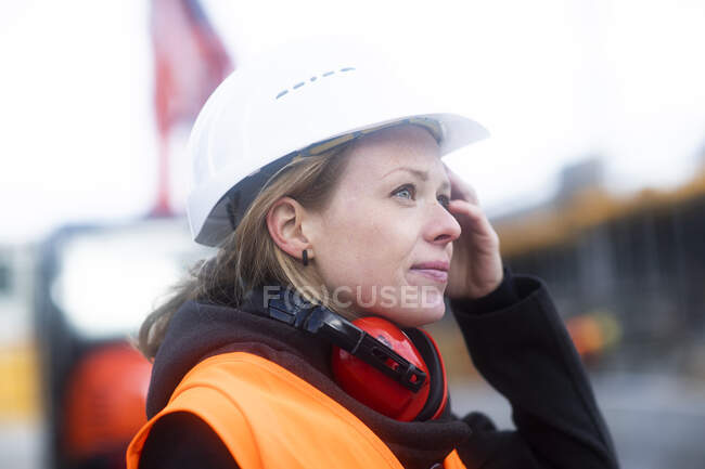 Portrait of a woman on a construction site — Stock Photo