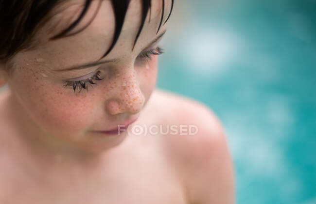 Retrato de um menino em pé junto a uma piscina — Fotografia de Stock