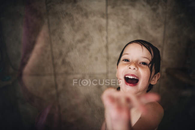 Menina de pé no chuveiro rindo — Fotografia de Stock