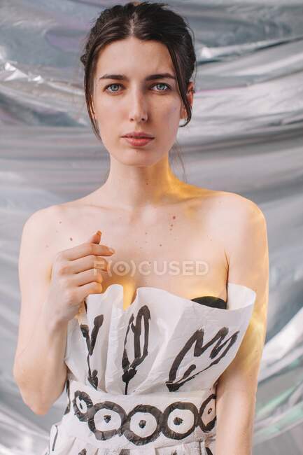 Ritratto di donna vestita di carta — Foto stock