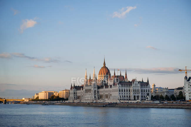 Paisaje urbano con edificio del parlamento, Budapest, Hungría - foto de stock
