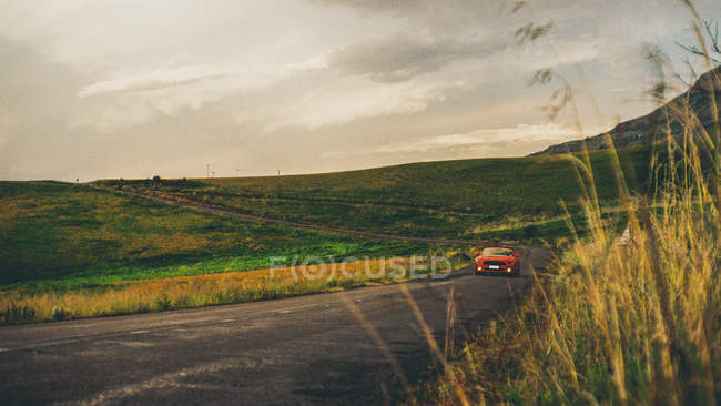 Conducción de automóviles por carretera rural, Drakensberg, KwaZulu-Natal, Sudáfrica - foto de stock