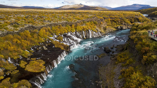 Vista panoramica della cascata di Hraunfossar nell'Islanda occidentale — Foto stock