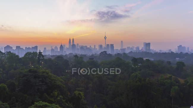 Skyline cidade ao nascer do sol, Kuala Lumpur, Malásia — Fotografia de Stock