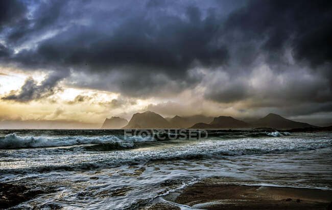 Plano escénico de hermosas rocas en la orilla del mar en el día nublado - foto de stock