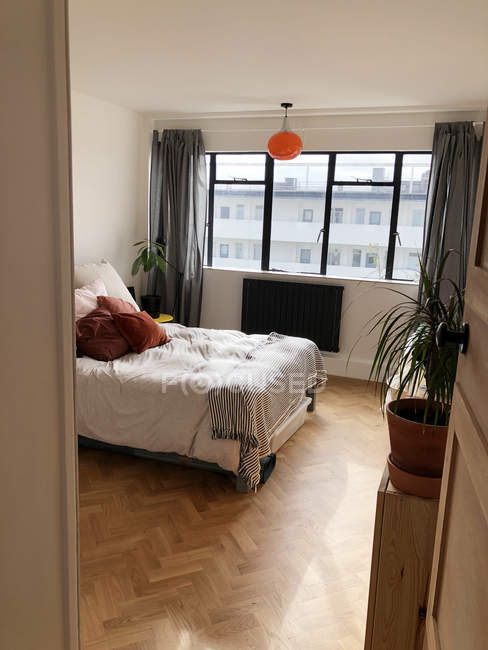 Amplio dormitorio en un apartamento, Londres, Reino Unido - foto de stock
