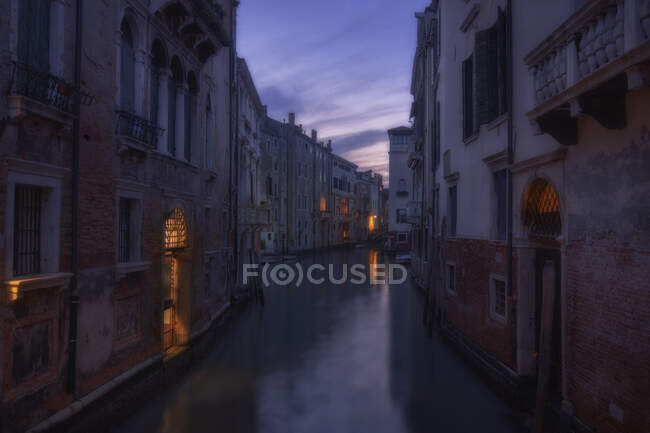 Venice, italia-septiembre 15, 2017: vista del canal en la ciudad de burano, veneto - foto de stock
