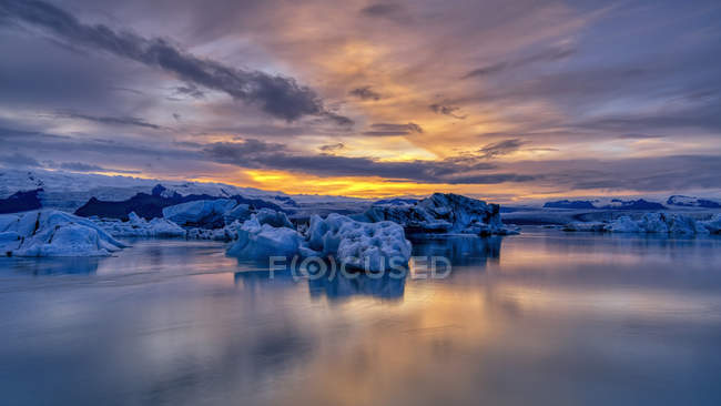 Vista panorámica del atardecer en la laguna del glaciar Jokulsarlon, al sureste de Islandia - foto de stock