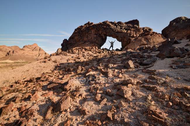 Людина стоїть під Індійським перевалом пустинна арка, Каліфорнія, Америка, Уса — стокове фото