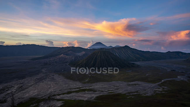 Vue panoramique du parc national Bromo Tengger Semeru au lever du soleil, Java Est, Indonésie — Photo de stock