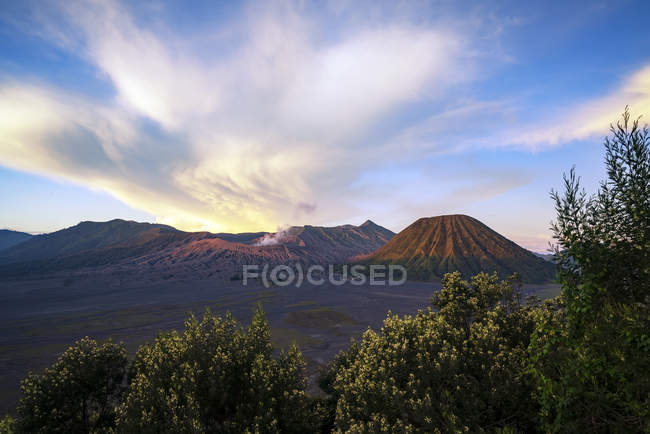 Nascer do sol no Parque Nacional Bromo Tengger Semeru na província de Java Oriental, Indonésia . — Fotografia de Stock