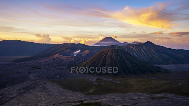 Vista panorámica del Parque Nacional Bromo Tengger Semeru al amanecer, Java Oriental, Indonesia - foto de stock