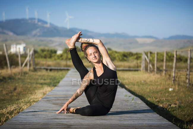 Frau in Yoga-Pose, The Strait Natural Park, Tarifa, Cadiz, Andalusien, Spanien — Stockfoto