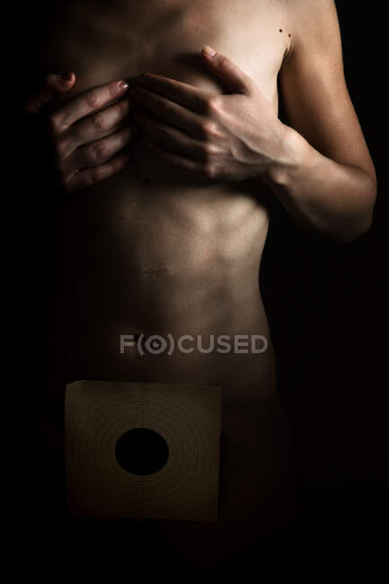 Retrato de uma mulher nua com um alvo esportivo cobrindo seu corpo — Fotografia de Stock