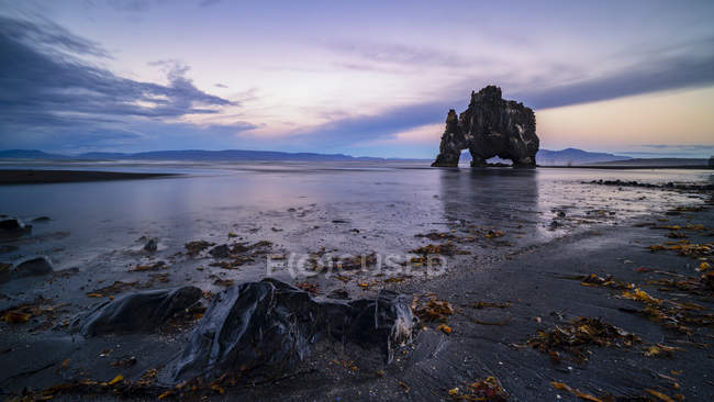 Vista panoramica di Hvitserkur al crepuscolo, Islanda — Foto stock