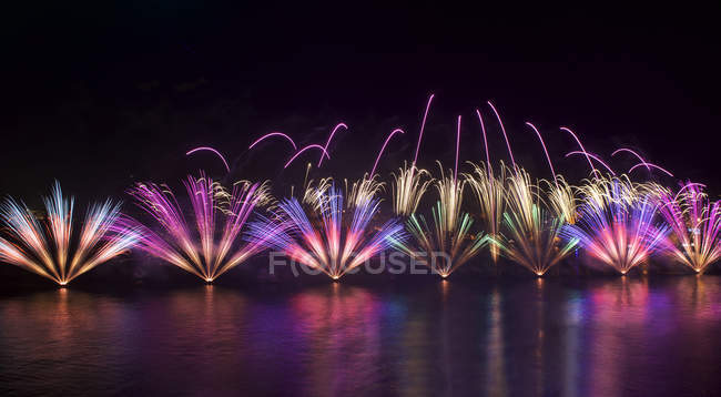 Vista panorámica del espectáculo de fuegos artificiales, La Valeta, Malta - foto de stock