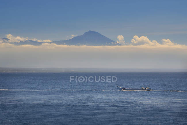 Vue panoramique du pêcheur dans un bateau de pêche, Lombok, Indonésie — Photo de stock