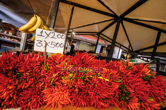 Gros plan des piments sur le stand du marché — Photo de stock