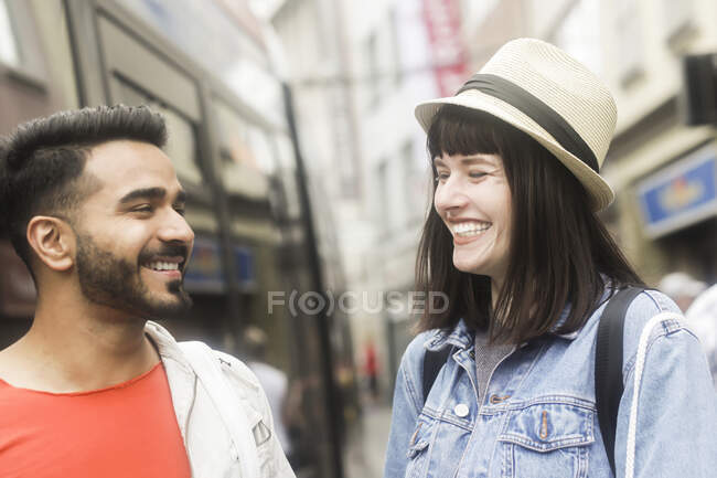 Couple souriant faisant du shopping en ville — Photo de stock
