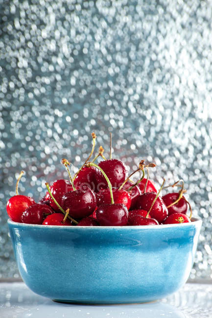 Vista ravvicinata di una ciotola di ciliegie fresche — Foto stock