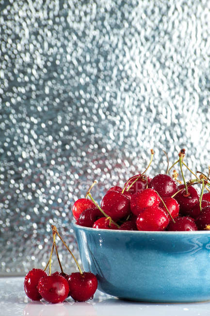 Close-up view of a bowl of cherries under shower — Stock Photo