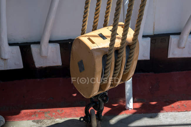 Vista de perto de uma polia em um barco à vela — Fotografia de Stock