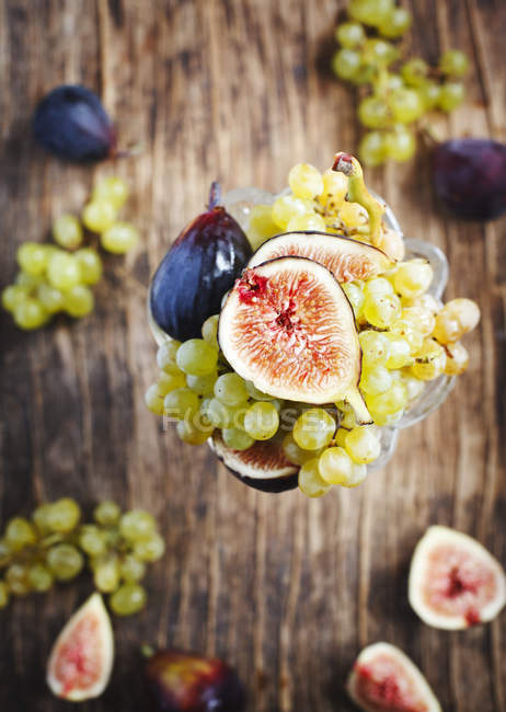 Fresh grapes and figs in vase, top view — Stock Photo