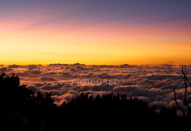 Vista panorámica de Mountain Sunrise, Kota Kinabalu, Borneo, Malasia - foto de stock