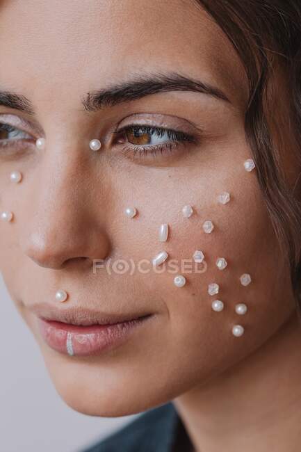 Nahaufnahme einer Frau mit Perlen im Gesicht — Stockfoto