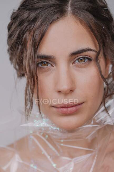Retrato de uma mulher envolta em plástico — Fotografia de Stock