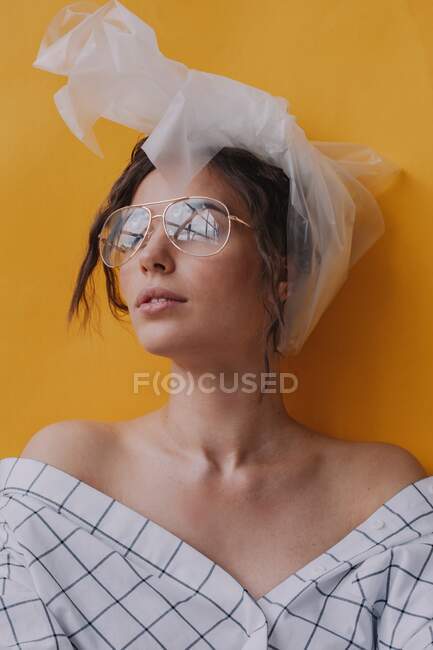 Portrait d'une belle femme portant des lunettes et un turban en plastique — Photo de stock