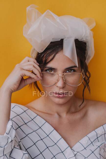 Retrato de uma bela mulher vestindo óculos e um turbante de plástico — Fotografia de Stock