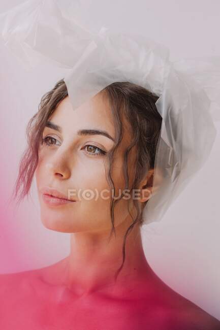 Ritratto di una bella donna che indossa un turbante di plastica — Foto stock