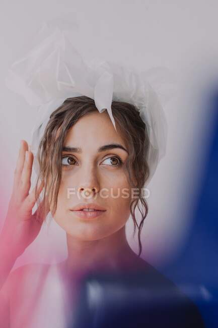 Retrato de uma bela mulher usando um turbante de plástico — Fotografia de Stock
