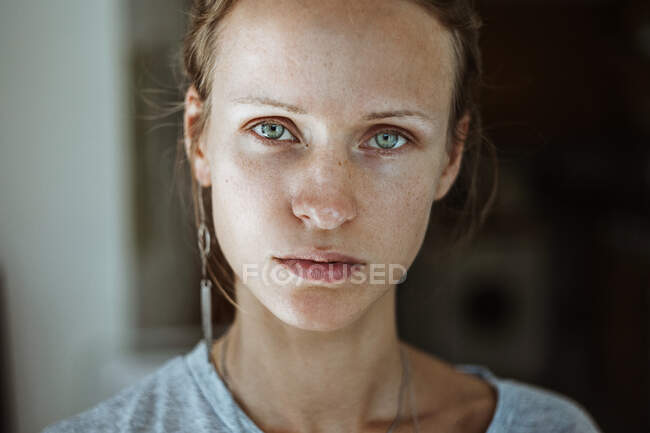 Porträt einer schönen jungen Frau, die in die Kamera blickt — Stockfoto