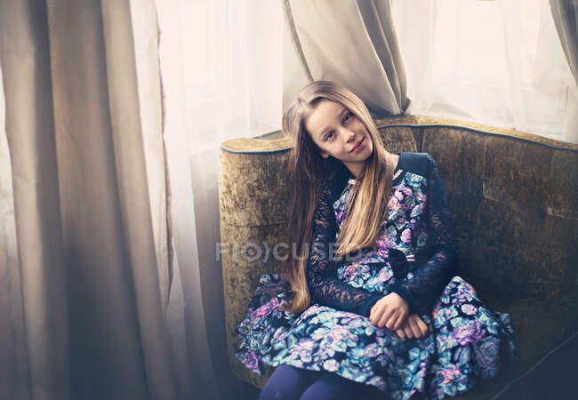 Дівчина сидить на дивані — стокове фото