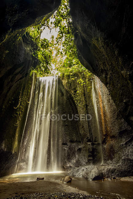 Vista panorâmica da cachoeira Tukad Cepung, Bali, Indonésia — Fotografia de Stock