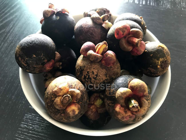 Vue rapprochée du bol de fruits de mangoustan — Photo de stock