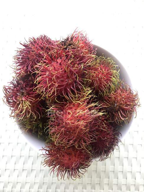 Vista da vicino di Ciotola di frutti di Rambutan — Foto stock